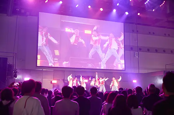 ユニバカサミフェス2024のSEGA SAMMY LUX（セガサミールクス）ダンスパフォーマンス画像
