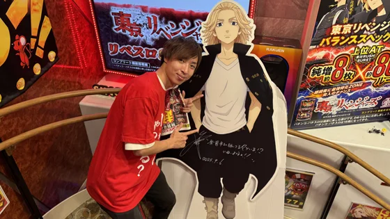 リベスロ導入記念プロモーション発表会のマイキーパネルサインと一撃編集部シノ