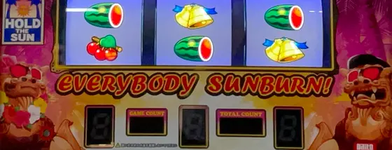 てぃだどんどんのシーサーのサングラスが赤く点灯