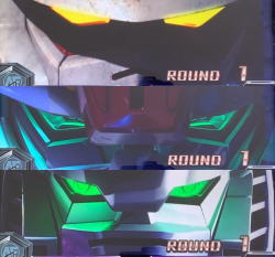 カードバトルパチスロ ガンダム クロスオーバーの開始画面顔アップ画面