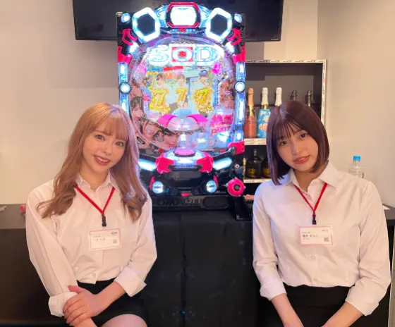 「PA豊丸ととある企業の最新作2 SOD 99ver.」プレス発表会の小倉由菜さん、唯井まひろさんの画像