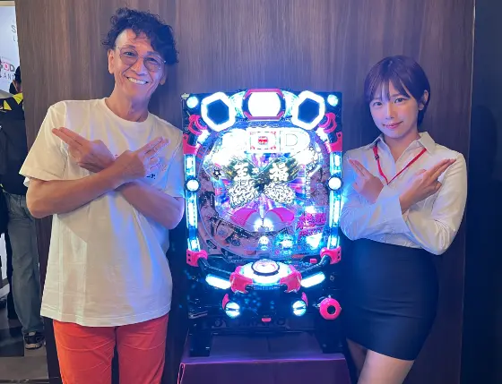 「PA豊丸ととある企業の最新作2 SOD 99ver.」プレス発表会の加藤鷹さん、紗倉まなさんの画像
